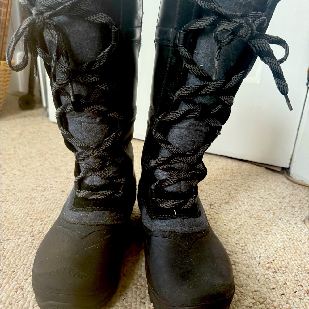 Women’s North Face tall winter boots size 8.5 Black and gray